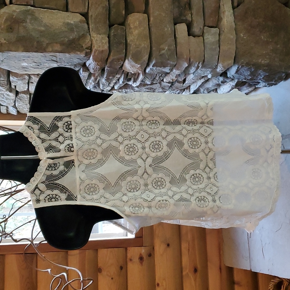 WHITE SLEEVELESS LACE XL BLOUSE - Picture 3 of 10